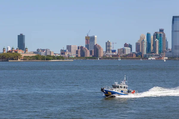 New York polisi tekne Doğu Nehri devriye. Arka plan gökdelenler New Jersey.