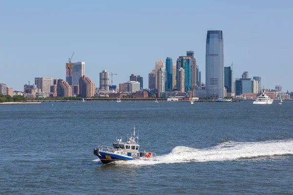 New York polisi tekne Doğu Nehri devriye. Arka plan gökdelenler New Jersey.