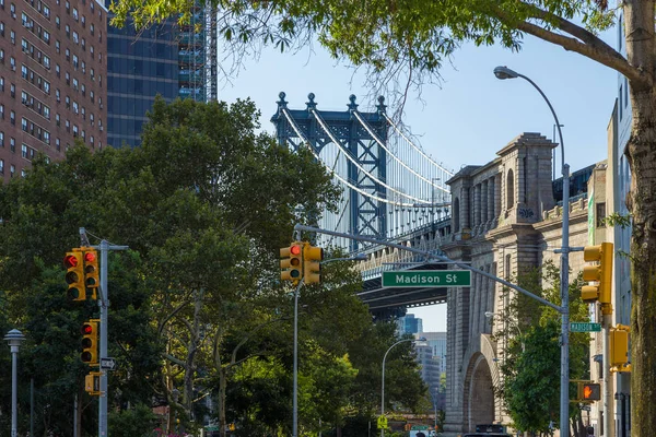 Vue des bâtiments Manhattan Bridge et Madison Street . — Photo