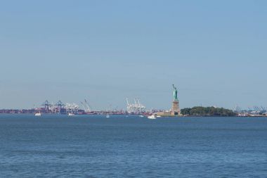 Heykeli özgürlük ve panoramik Manhattan şehir manzarası.