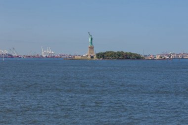 Heykeli özgürlük ve panoramik Manhattan şehir manzarası.