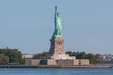 Heykeli özgürlük ve panoramik Manhattan şehir manzarası.