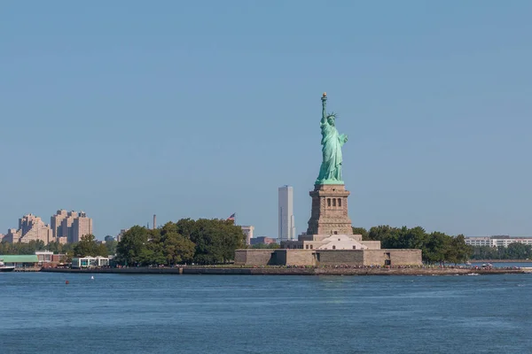 自由女神像与曼哈顿城市天际线全景图. — 图库照片