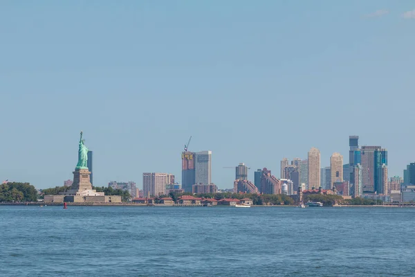 自由女神像与曼哈顿城市天际线全景图. — 图库照片