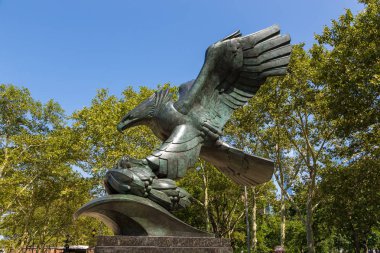 East Coast Memorial içinde bronz kartal heykeli.