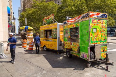 State Street, Manhattan kent merkezinin sokak gıda renkli satıcı arabası.