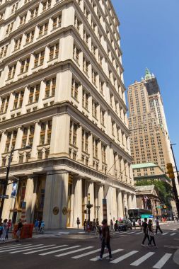 Sokaklar ve gökdelenler içinde merkezi new York city Wall Street yakınındaki.