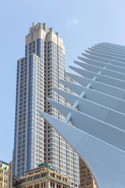 Perspektywa ulicy New Yorker budynki ze szkła. — Zdjęcie stockowe