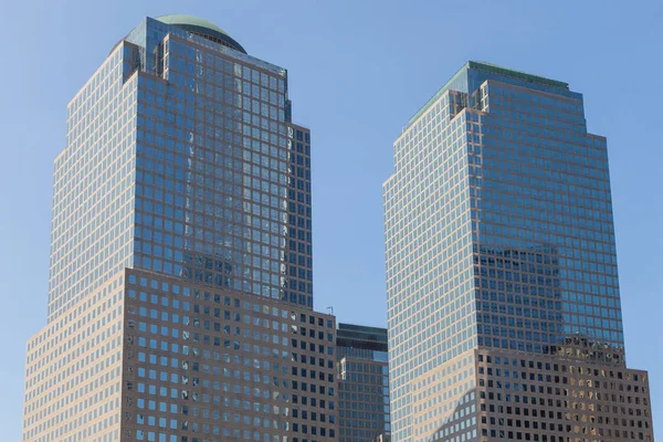 Straat perspectief New Yorker glas gebouwen. — Stockfoto