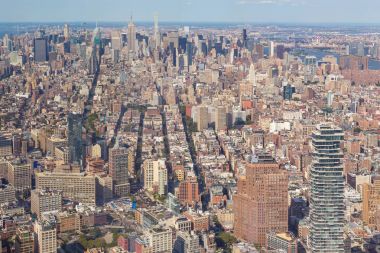 Manhattan siluetinin havadan görünümü gün güneşli yaz.