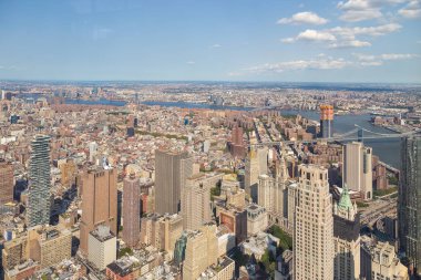 Manhattan siluetinin havadan görünümü gün güneşli yaz.