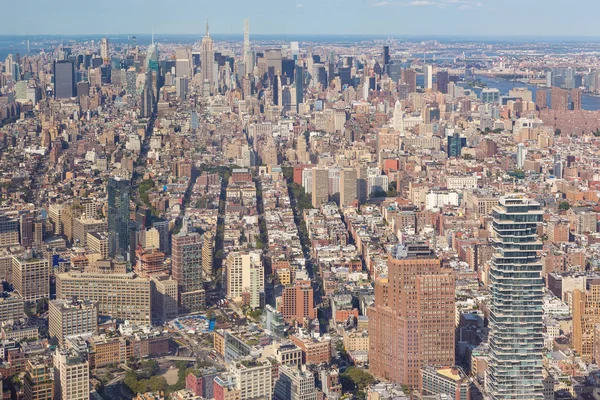 Widok z lotu ptaka Manhattan Skyline w słoneczny letni dzień. — Zdjęcie stockowe