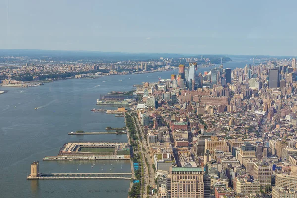 Widok z lotu ptaka Manhattan Skyline w słoneczny letni dzień. — Zdjęcie stockowe