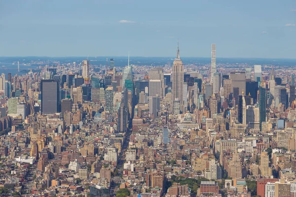 Widok z lotu ptaka Manhattan Skyline w słoneczny letni dzień. — Zdjęcie stockowe