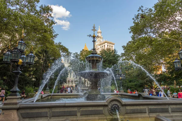 Fountain in front of New York City Hall, the seat of New York City government. — Stock Photo, Image
