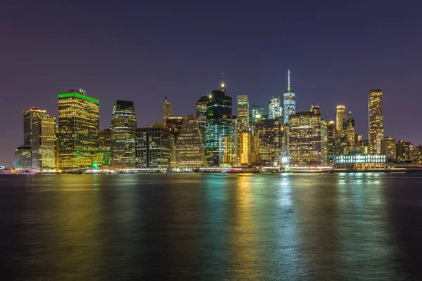 Blick auf Wolkenkratzer in Lower Manhattan von der brooklyn skyline in New York City bei Nacht. — Stockfoto