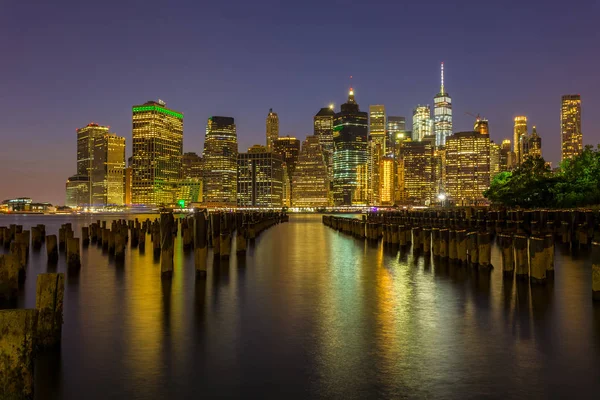 View on skyscrapers in lower Manhattan from Brooklyn skyline in New York City at night. — Stock Photo, Image