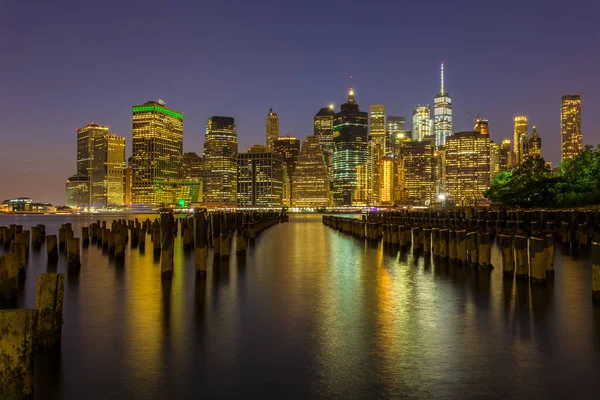 Geceleri alt Manhattan'dan New York'ta Brooklyn manzarası içinde gökdelenler görüntüleyin.