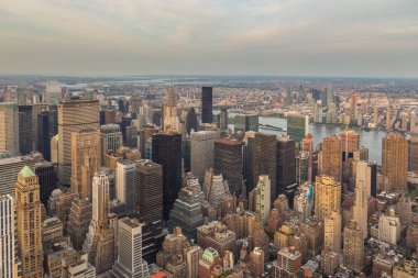 Manhattan Skyline akşam yaz aylarında havadan görünümü.