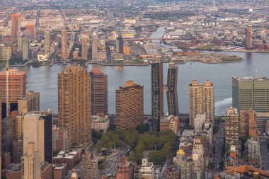 Manhattan Skyline akşam yaz aylarında havadan görünümü.