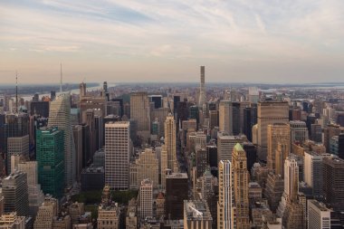 Manhattan Skyline akşam yaz aylarında havadan görünümü.