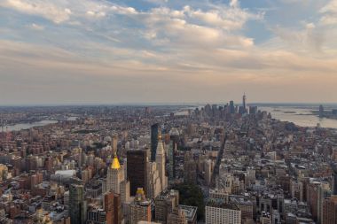 Manhattan Skyline akşam yaz aylarında havadan görünümü.