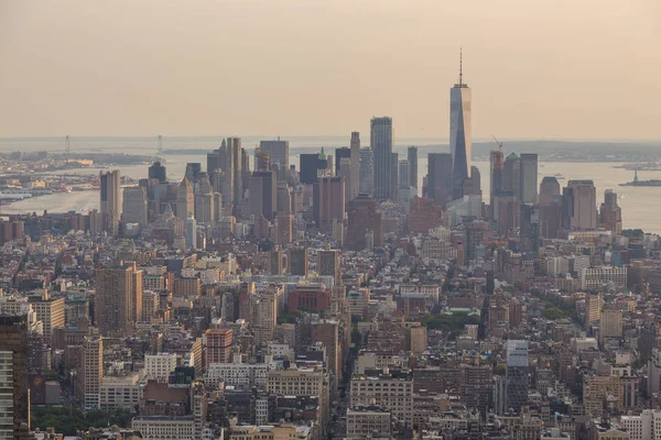 Widok z lotu ptaka Manhattan Skyline w letni wieczór. — Zdjęcie stockowe