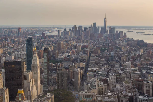 Widok z lotu ptaka Manhattan Skyline w letni wieczór. — Zdjęcie stockowe