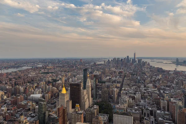 Widok z lotu ptaka Manhattan Skyline w letni wieczór. — Zdjęcie stockowe