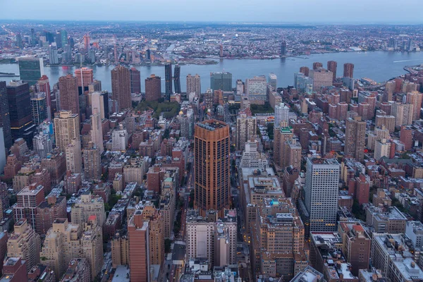 Widok z lotu ptaka Manhattan Skyline w letni wieczór. — Zdjęcie stockowe