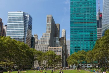İnsanlar yaz, güneşli günde Bryant Park'ta rahatlatıcı.