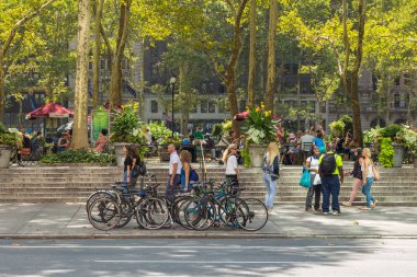 İnsanlar ve Bryant Park arka plan üzerinde bisiklet.