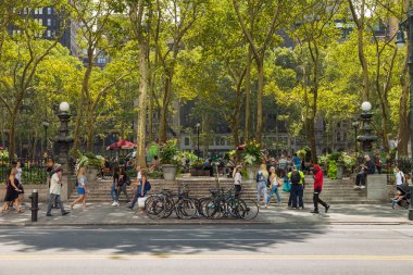 İnsanlar ve Bryant Park arka plan üzerinde bisiklet.