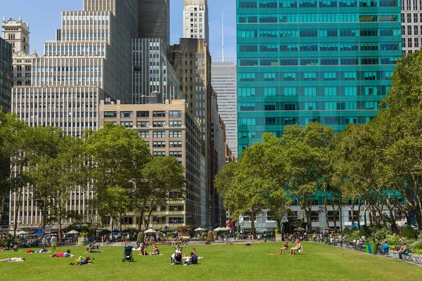 İnsanlar yaz, güneşli günde Bryant Park'ta rahatlatıcı.