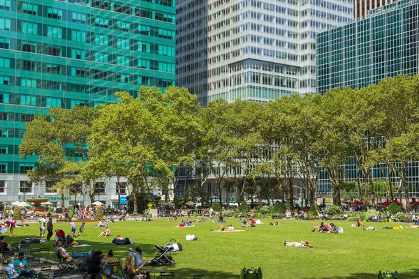 İnsanlar yaz, güneşli günde Bryant Park'ta rahatlatıcı.
