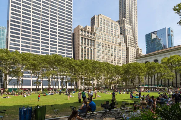 İnsanlar yaz, güneşli günde Bryant Park'ta rahatlatıcı.