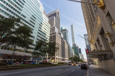 Sokaklar ve gökdelenler içinde merkezi new York city 5th Avenue yakınındaki.