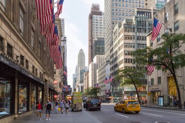 İnsanlar ve Fifth Avenue araçlarda.