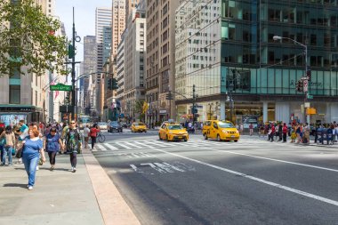 İnsanlar ve Fifth Avenue araçlarda.