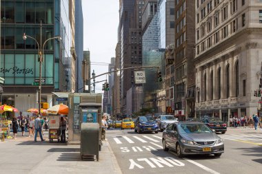 İnsanlar ve Fifth Avenue araçlarda.