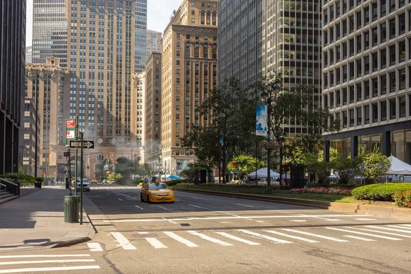 Táxi amarelo nas ruas e arranha-céus no centro da cidade de Nova York, perto da 5th Avenue . — Fotografia de Stock