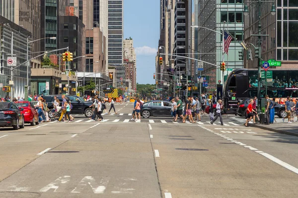 Ludzie i samochody na Fifth Avenue. — Zdjęcie stockowe