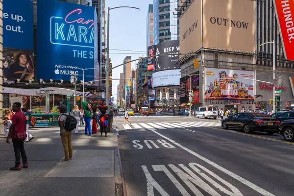 Personas en Times Square en Nueva York . —  Fotos de Stock