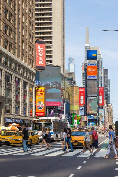 Ludzie w Times Square w Nowym Jorku. — Zdjęcie stockowe