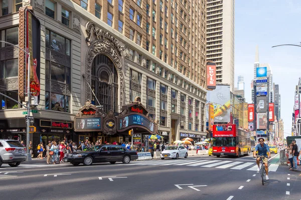 Ludzie w Times Square w Nowym Jorku. — Zdjęcie stockowe