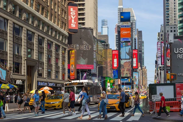 Ludzie w Times Square w Nowym Jorku. — Zdjęcie stockowe