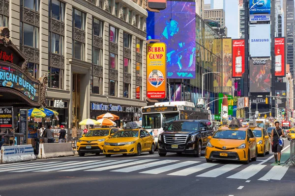 Ludzie w Times Square w Nowym Jorku. — Zdjęcie stockowe