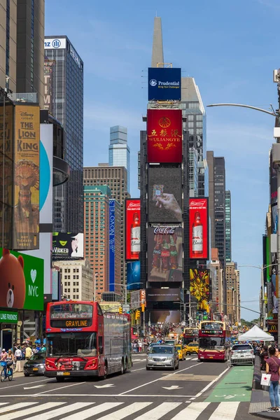 Personas en Times Square en Nueva York . — Foto de Stock
