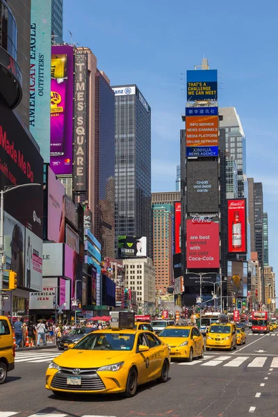 Personas en Times Square en Nueva York . — Foto de Stock