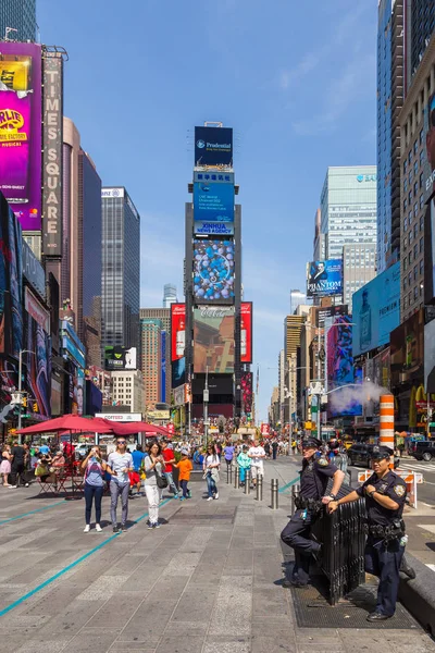 People at Times Square in New York. — Stock Photo, Image